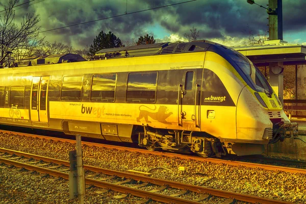 2021年12月5日 德国怀布伦根火车站 一列黄白相间的Bwegt列车在旧的小车站停了下来 — 图库照片