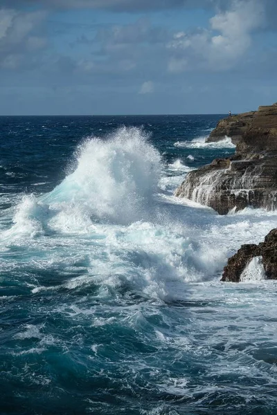 Ondas Batendo Praia — Fotografia de Stock