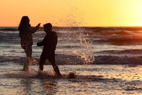 Dos Chicas Jugando Con Sus Manos Playa —  Fotos de Stock
