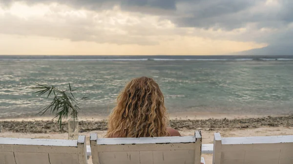 Jonge Vrouw Zittend Het Strand — Stockfoto