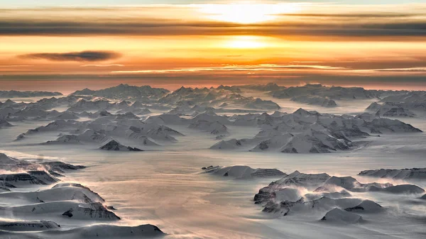 Montanhas Sol Nascendo Através Neve — Fotografia de Stock