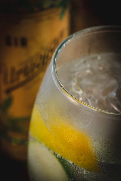 Vaso Cerveza Con Limón Cubitos Hielo Sobre Mesa Madera —  Fotos de Stock