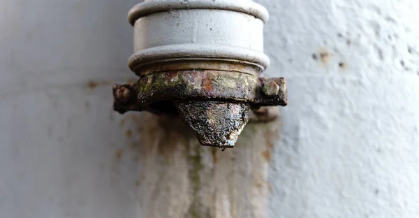 Tubería Drenaje Hierro Fundido Viejo Roto Con Gotas Agua — Foto de Stock