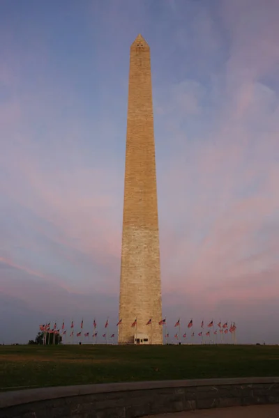 Monumento Washington Amanecer Con Banderas Americanas Base — Foto de Stock