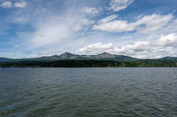 Dağlardaki Gölün Güzel Manzarası — Stok fotoğraf