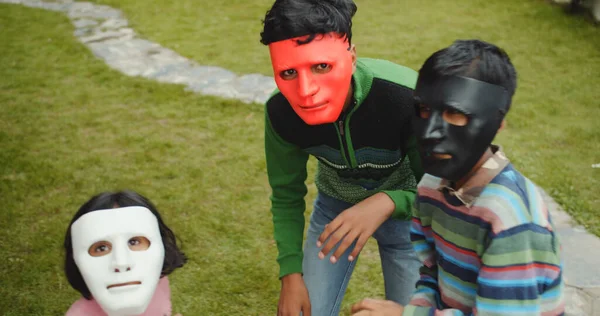 Asiatique Les Enfants Dans Visage Masques Dans Parc — Photo