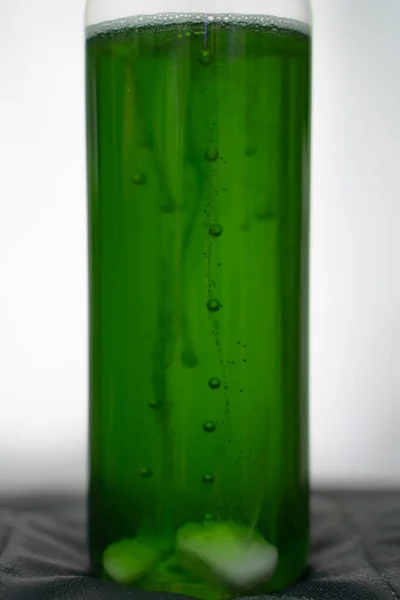 白色背景上有泡沫的绿色啤酒杯 — 图库照片