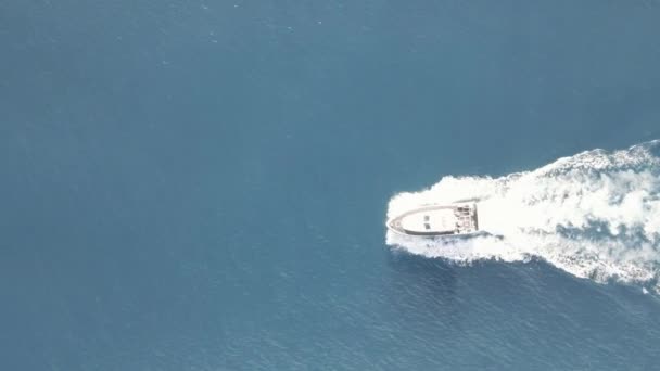 Krásné Záběry Pobřeží Jachty Pohybující Směrem Otevřenému Moři — Stock video