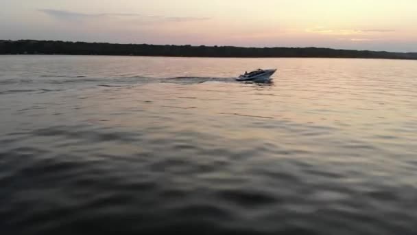 Belas Imagens Barco Flutuando Pôr Sol — Vídeo de Stock