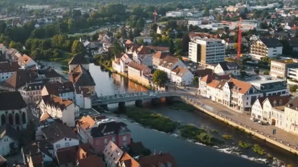 Zdjęcia Lotnicze Mostu Nad Rzeką Starym Europejskim Mieście — Wideo stockowe
