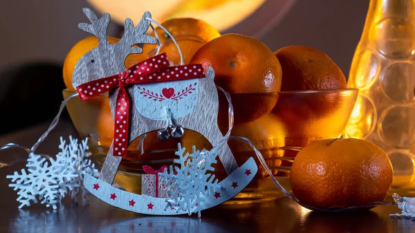 Χριστουγεννιάτικη Σύνθεση Μανταρίνια Πορτοκάλια Και Δώρο Ξύλινο Φόντο — Φωτογραφία Αρχείου