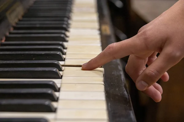 ピアノを弾く少年の手 — ストック写真