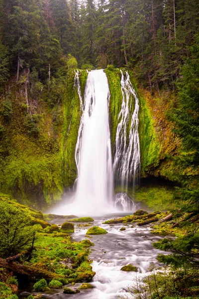 Cachoeira Nas Montanhas Alasca — Fotografia de Stock
