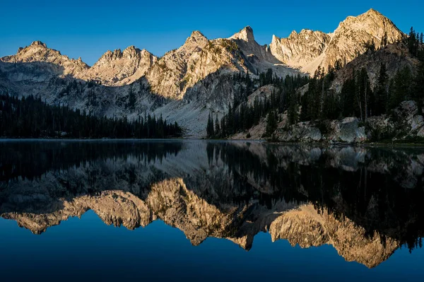 Bela Paisagem Lago Nas Montanhas — Fotografia de Stock