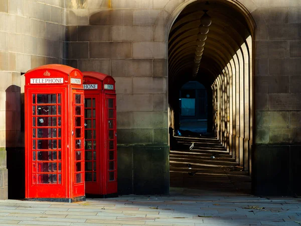 Δύο Κόκκινες Τηλεφωνικές Θυρίδες Στην Πόλη Της Μεγάλης Βρετανίας — Φωτογραφία Αρχείου