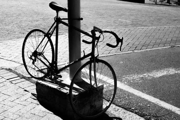Велосипед Припаркован Улице — стоковое фото