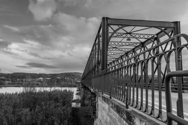 巴塞洛纳市大桥的黑白照片 — 图库照片