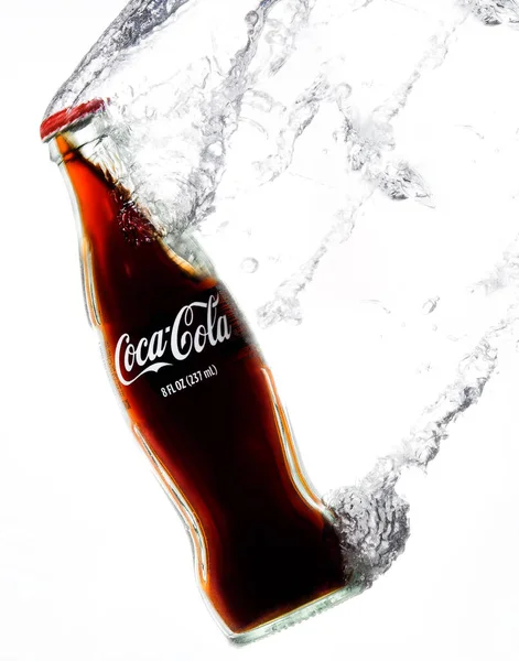 Botella Cerveza Con Hielo Cola —  Fotos de Stock