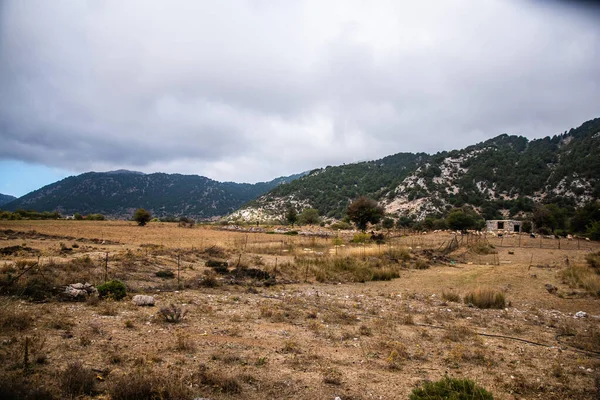 Arkasında Bir Dağ Olan Güzel Bir Manzara — Stok fotoğraf