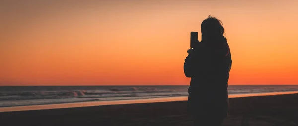 Silueta Ženy Batohem Pláži — Stock fotografie