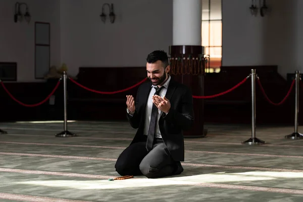 Empresario Musulmán Haciendo Oración Tradicional Dios Alá Mezquita — Foto de Stock