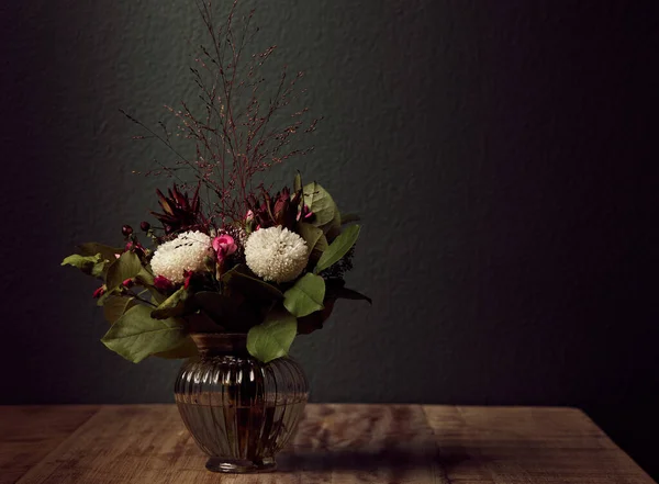 Όμορφο Μπουκέτο Λουλούδια Βάζο Ξύλινο Τραπέζι — Φωτογραφία Αρχείου