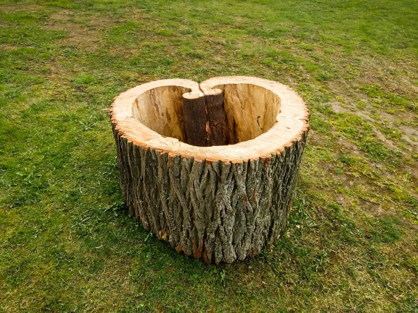 Деревянный Пень Сердцем Зеленом Фоне — стоковое фото