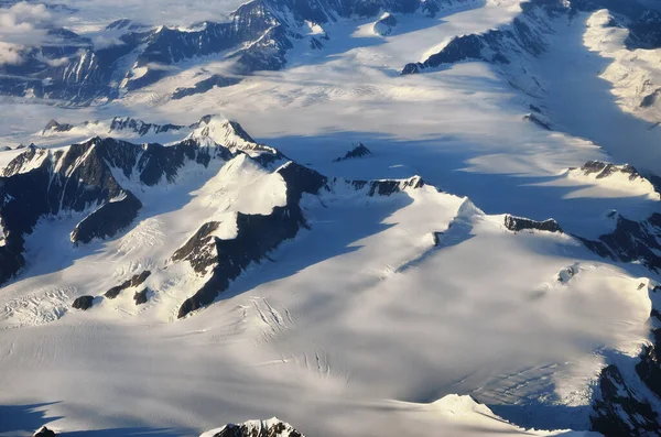 Luftaufnahme Der Berge Und Des Schneebedeckten Berges — Stockfoto