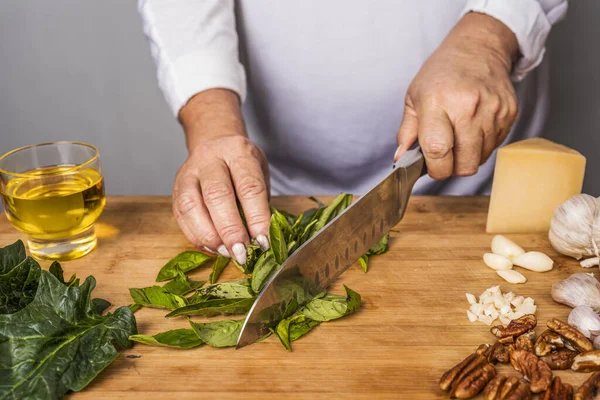 Gehakt Uitzicht Een Onherkenbare Volwassen Vrouw Die Basilicum Met Een — Stockfoto