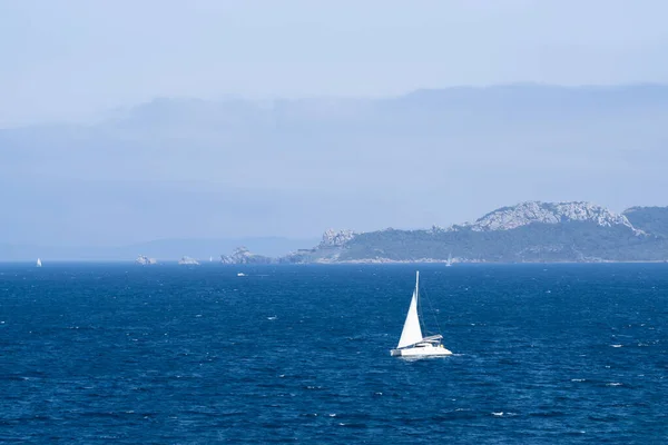 Ιστιοπλοϊκό Σκάφος Στη Θάλασσα — Φωτογραφία Αρχείου