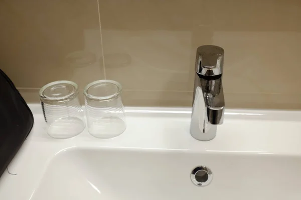Белая Раковина Туалетом Ванной Комнате — стоковое фото