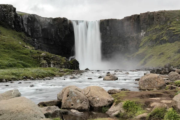 Schöner Wasserfall Den Bergen — Stockfoto