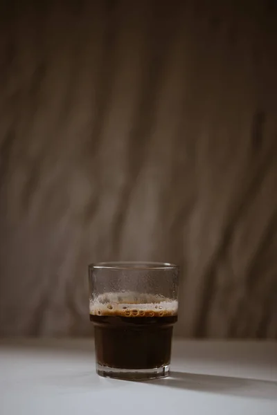 Eine Tasse Kaffee Mit Einem Glas Milch Auf Einem Holztisch — Stockfoto