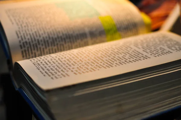 Close Van Een Boek Met Een Wazige Achtergrond — Stockfoto