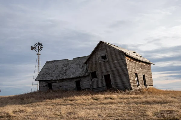 加拿大阿尔贝塔农村的废弃农舍 多云的天空 — 图库照片