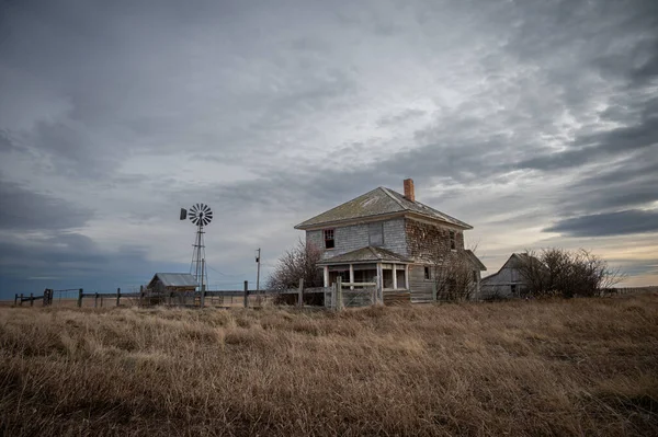 Verlassenes Bauernhaus Ländlichen Alberta Kanada Mit Bewölktem Himmel — Stockfoto