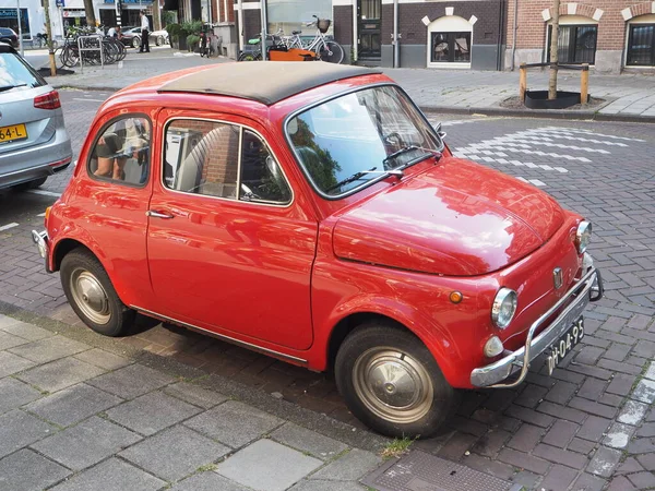 Kırmızı Beyaz Renkli Eski Bir Retro Araba — Stok fotoğraf