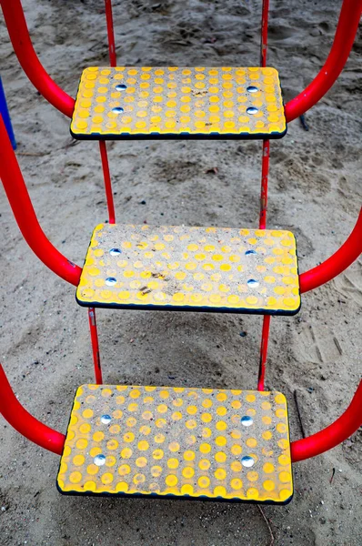 Rote Und Gelbe Plastikbarriere Auf Dem Spielplatz — Stockfoto