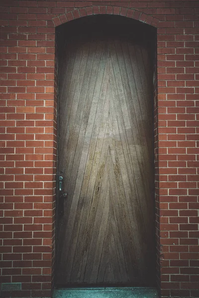 Деревянная Дверь Красной Кирпичной Стеной — стоковое фото