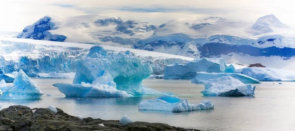 冰原Jokulsarlon环礁湖中的冰山 — 图库照片