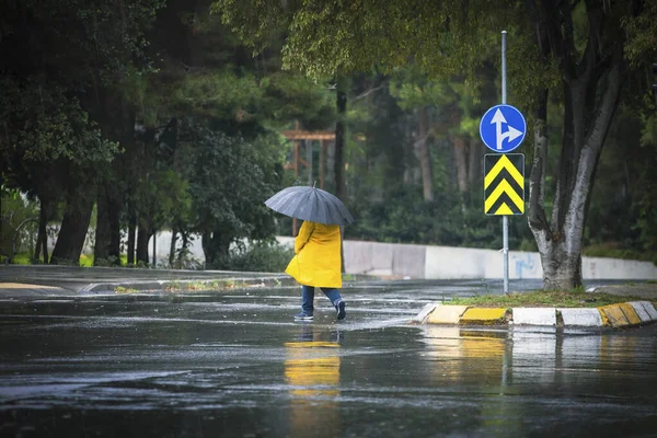 Άντρας Που Περπατάει Ένα Κίτρινο Αδιάβροχο Μια Βροχερή Μέρα — Φωτογραφία Αρχείου