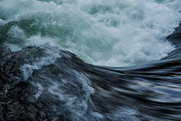 Das Wasser Fließt Vom Ufer — Stockfoto