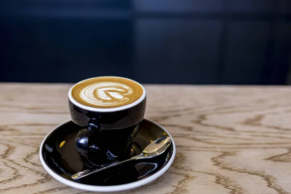 Φλιτζάνι Καφέ Latte Art Ξύλινο Τραπέζι — Φωτογραφία Αρχείου
