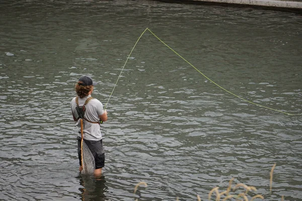 Ψαράς Που Ψαρεύει Στο Ποτάμι — Φωτογραφία Αρχείου