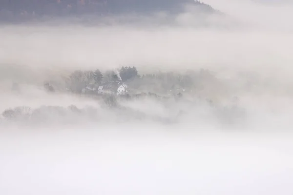 山の霧に包まれた美しい風景 — ストック写真