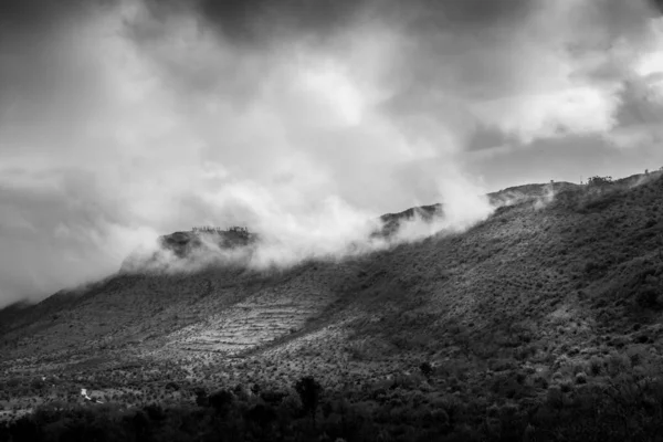 Prachtig Landschap Met Een Berg Een Bewolkte Lucht — Stockfoto