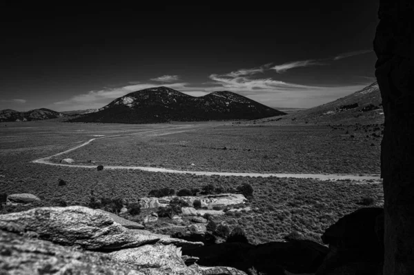 Schwarz Weiß Foto Einer Wunderschönen Berglandschaft — Stockfoto