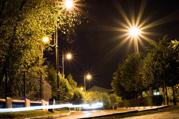 夜の公園の街の夜景 — ストック写真