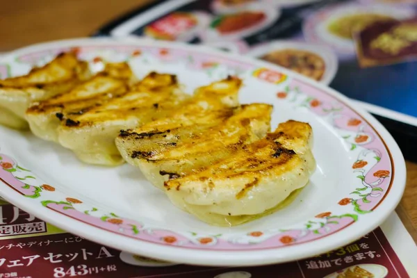 Köstlicher Gegrillter Fisch Mit Sauce Und Käse — Stockfoto