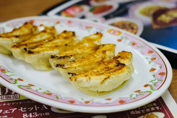 Delizioso Pesce Alla Griglia Con Salsa Formaggio — Foto Stock